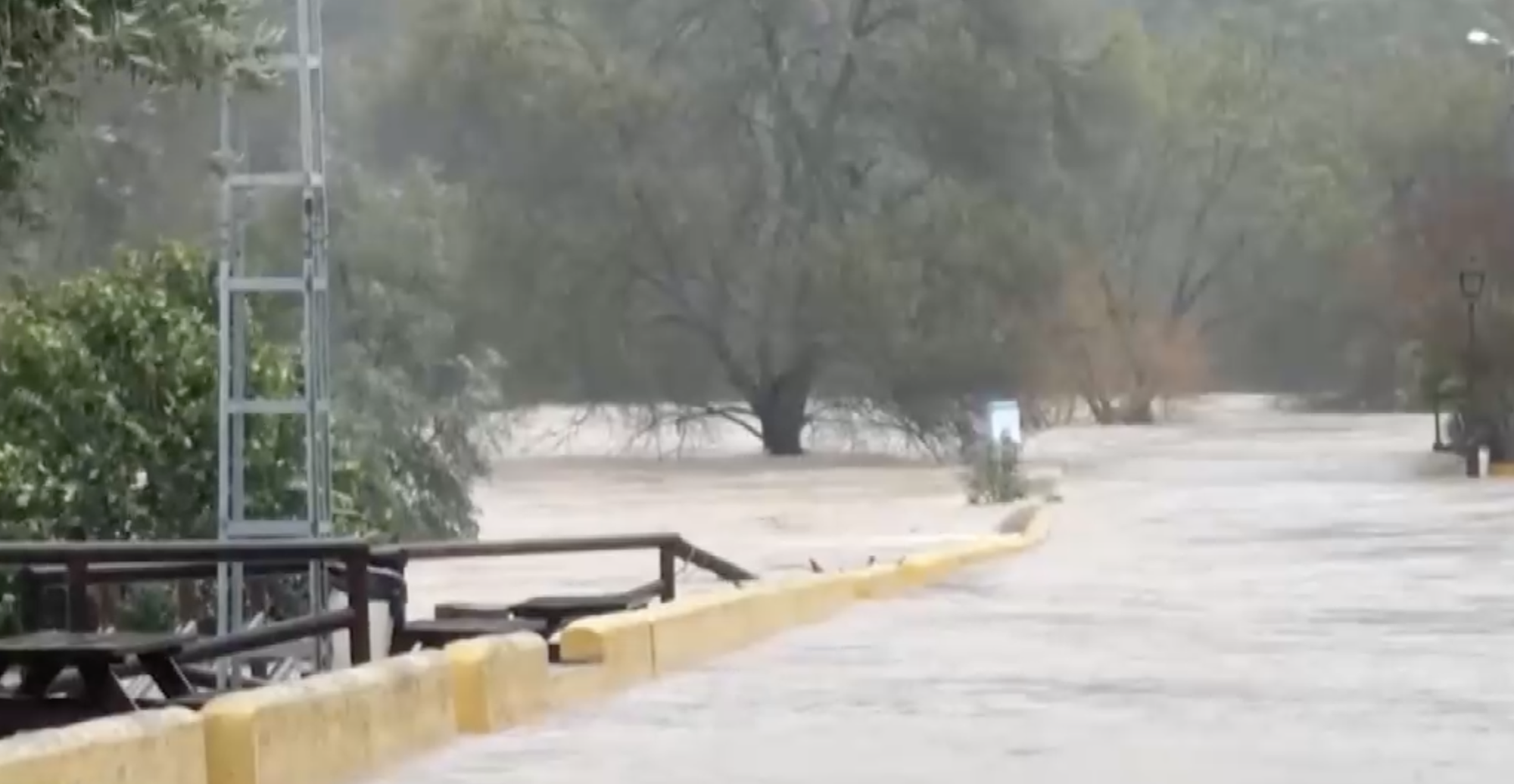 Tây Ban Nha và Bồ Đào Nha căng mình ứng phó mưa bão Leonardo: 1 người chết và 1 bé gái mất tích trong mưa lũ - Ảnh 1