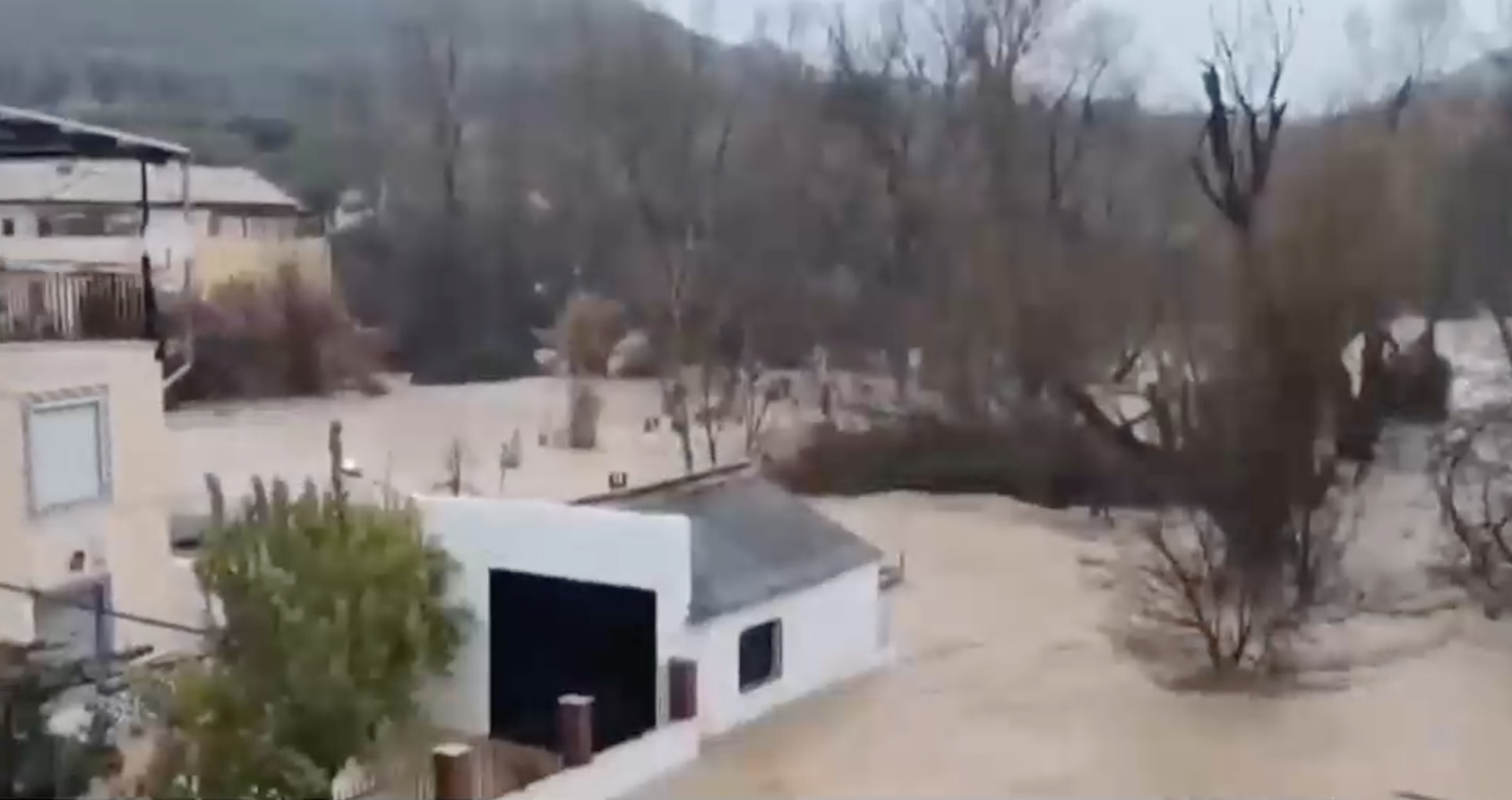 Tây Ban Nha và Bồ Đào Nha căng mình ứng phó mưa bão Leonardo: 1 người chết và 1 bé gái mất tích trong mưa lũ - Ảnh 2