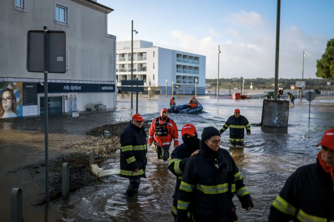 Tây Ban Nha và Bồ Đào Nha căng mình ứng phó mưa bão Leonardo: 1 người chết và 1 bé gái mất tích trong mưa lũ - Ảnh 3