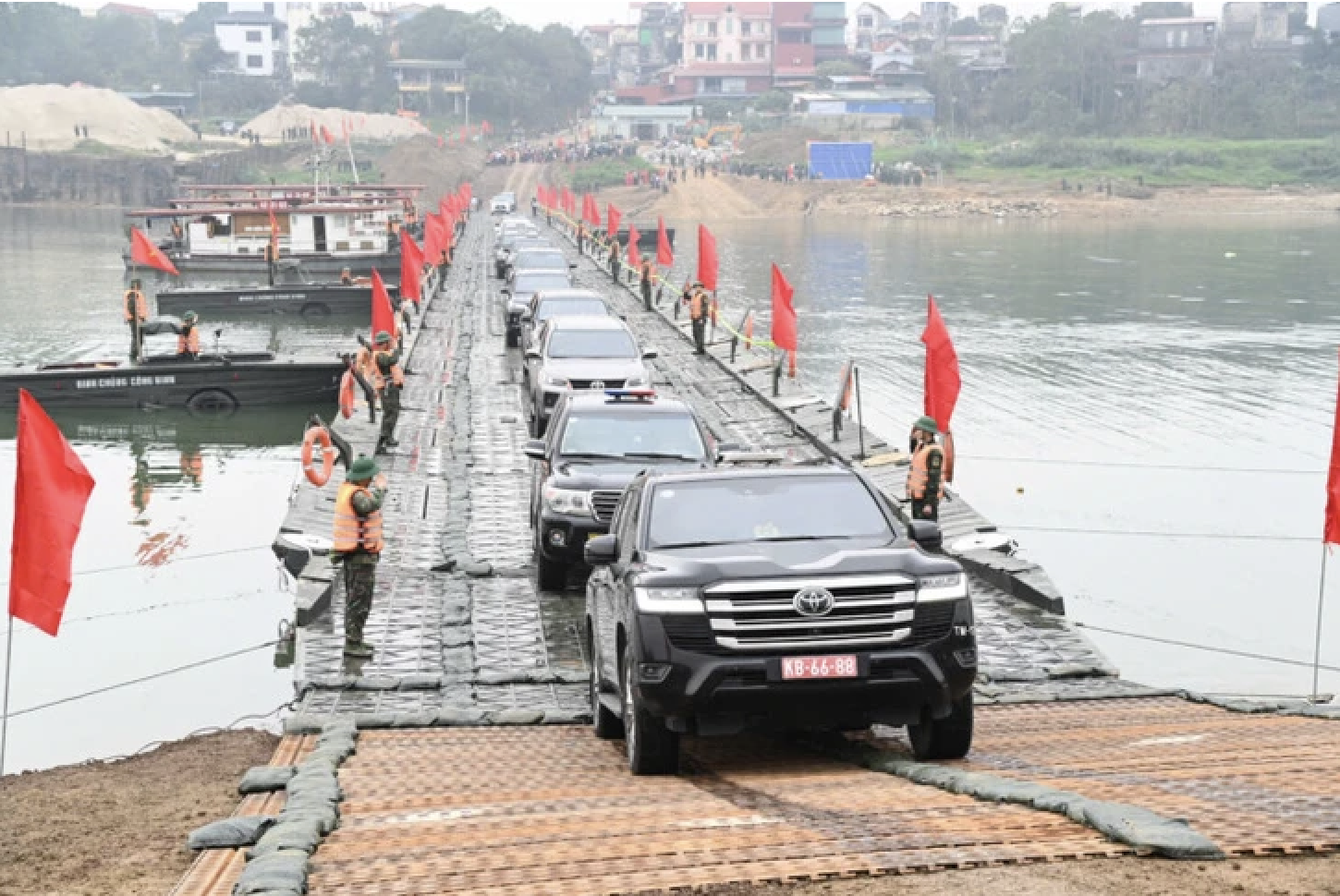Quân đội "cắt" cầu phao qua sông Lô để bảo đảm an toàn giao thông - Ảnh 1