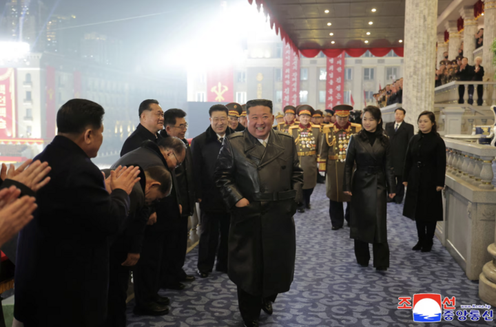 Ảnh hiếm về con gái lãnh đạo Kim Jong-un tại cuộc duyệt binh của Triều Tiên - Ảnh 2