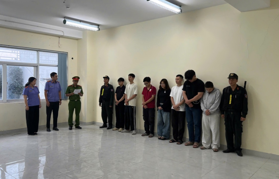 Khám xét khẩn cấp, bắt nhân viên cửa hàng Nguyễn Ngọc Quỳnh Như và nhiều người khác - Ảnh 1