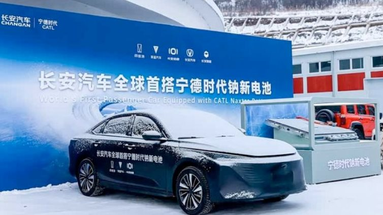 Hãng xe xây nhà máy ở Huế ra mắt xe điện dùng pin ion natri đầu tiên trên thế giới: Sạc 1 lần đi hơn 400km, hợp tác cùng ông trùm pin CATL - Ảnh 1