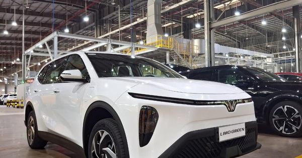 VinFast Limo Green tiếp tục lộ diện xuất ngoại với tay lái nghịch, dễ ra mắt ngay năm nay