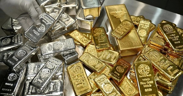 Giá vàng, bạc 'bốc hơi' sau khi chạm đỉnh - chuyên gia cảnh báo: Đây là điều không thể tránh khỏi, tương lai liệu có tăng trở lại?