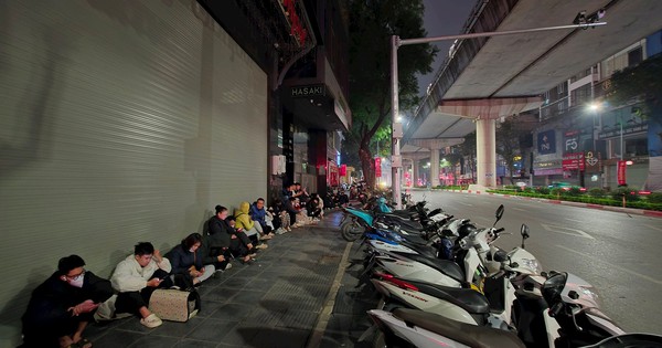 Người dân đổ xô xếp hàng đợi mua từ 21h ngày 1/2, giá bạc hôm nay thế nào?