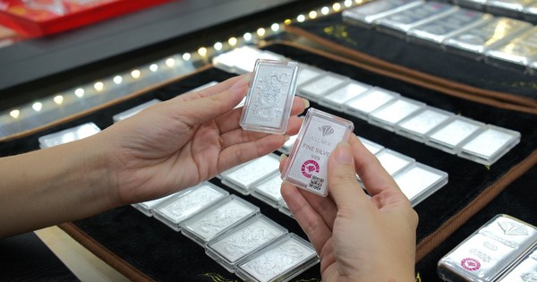Giá bạc bất ngờ quay đầu tăng mạnh