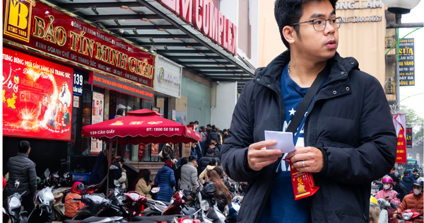 Cảnh lạ trên phố Cầu Giấy những ngày này: Người dân xếp hàng từ sáng sớm, cửa hàng giới hạn số lượng đón tiếp