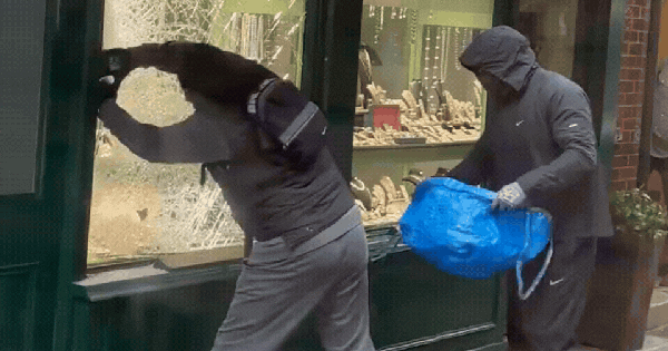Clip gây sốc giữa khu nhà giàu tại London: 2 tên cướp vung búa tạ cướp tiệm trang sức giữa ban ngày, tất cả hoảng loạn