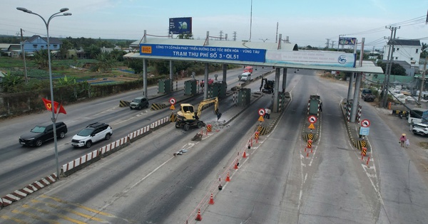 Hình ảnh đang tháo dỡ trạm thu phí T3 trên Quốc lộ 51