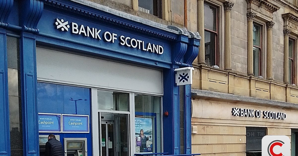 Nóng: Một ngân hàng hơn 300 năm tuổi vừa bị phạt hơn 5 tỷ đồng vì phạm lỗi nghiêm trọng