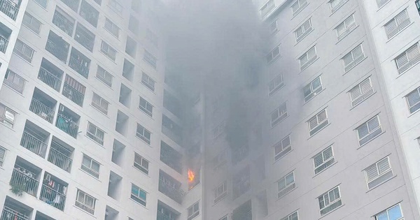 Cháy căn hộ chung cư ở Hà Nội, người dân hoảng loạn thoát hiểm bằng thang bộ