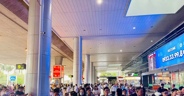 Dòng người nghỉ Tết bắt đầu đổ về sân bay Tân Sơn Nhất