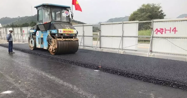 Bắt đầu thảm nhựa mặt đường cao tốc Nội Bài - Lào Cai mở rộng