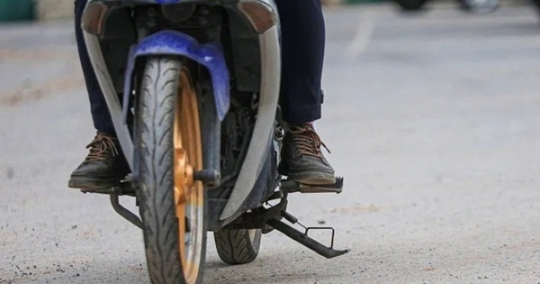 Mức phạt cao nhất khi đi xe máy mà không gạt chân chống