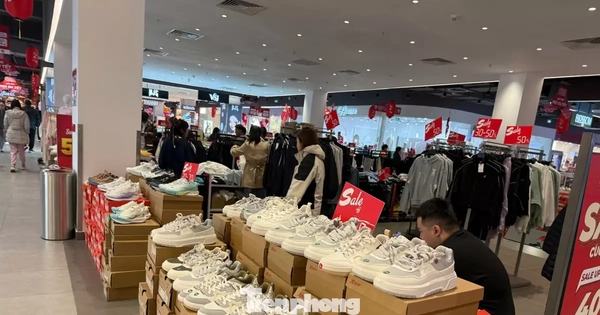 Cảnh lạ lùng tại siêu thị, trung tâm thương mại Hà Nội áp Tết