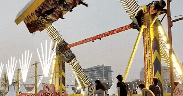 Rùng mình khoảnh khắc đu quay khổng lồ đổ sập, 1 cảnh sát thiệt mạng