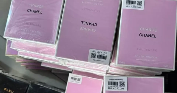 Triệt phá đường dây buôn bán 10.000 chai nước hoa Chanel, BVL, Versace giả