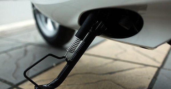 Người dân lưu ý: Không gạt chân chống xe máy có thể bị phạt đến 14 triệu đồng theo Nghị định 168