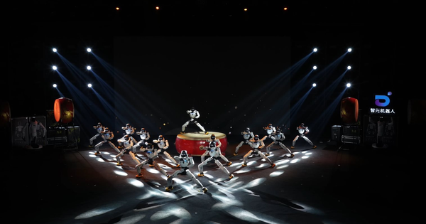 Lần đầu tiên xuất hiện một gala nghệ thuật quy mô lớn vận hành và dẫn dắt hoàn toàn bằng robot hình người