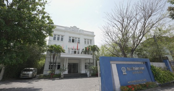 Một công ty chốt ngày trả cổ tức tiền mặt tỷ lệ 12%