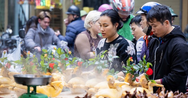 Chợ Hàng Bè đông nghịt ngày 23 tháng Chạp, khách mạnh tay chi hàng triệu đồng sắm lễ