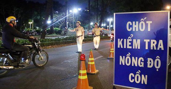 Uống rượu từ hôm trước, sáng hôm sau vẫn bị phạt nồng độ cồn, Bộ Công an nói gì?