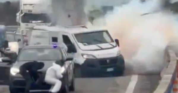 “Dựng rào lửa” phong tỏa quốc lộ rồi nổ súng cướp xe chở tiền ở Ý