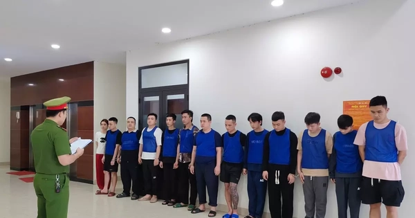 Bắt 13 đối tượng trong đường dây lừa đảo giả danh ngân hàng