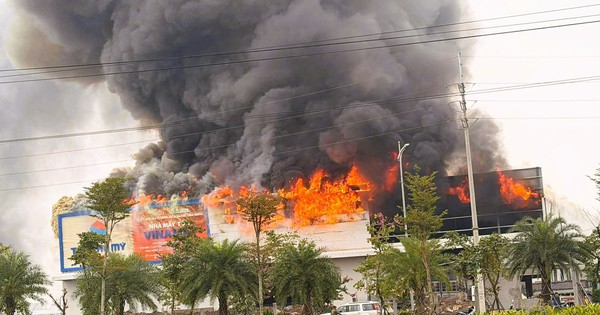 Cháy lớn tại cụm công nghiệp ở Ninh Bình, cột khói bốc cao hàng chục mét