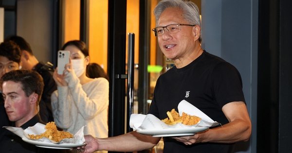 Bữa gà rán tỷ USD của ông Jensen Huang: Bữa ăn bình dân giúp NVIDIA đi đầu trong bão chíp nhớ như thế nào