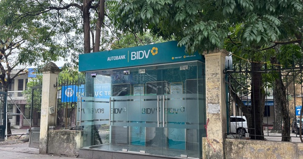 Không còn cảnh chen chân xếp hàng rút tiền trước Tết