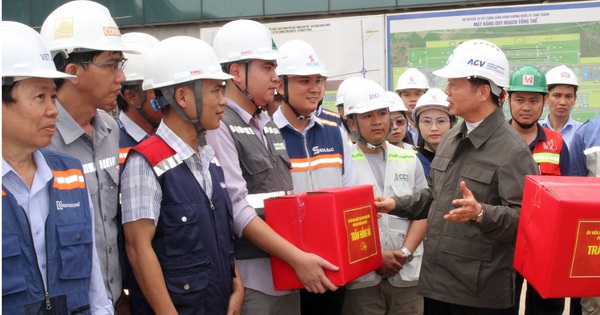 Phó Thủ tướng Trần Hồng Hà động viên, chúc Tết người lao động trên công trường sân bay Long Thành
