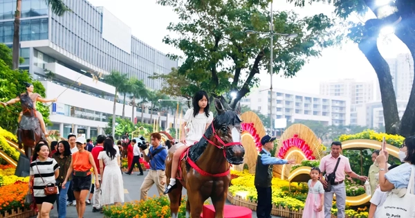 Khám phá đường hoa 'khu nhà giàu' ở TPHCM