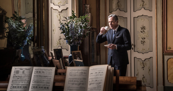 Từ khu nhà nghèo đến tỷ phú: Cựu CEO Starbucks đổi đời nhờ giáo dục thế nào?