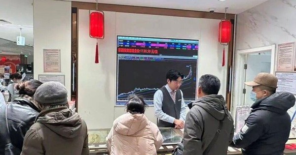Không riêng Việt Nam, nhà đầu tư ở quốc gia này cũng ồ ạt mang áo ấm xếp hàng từ sáng sớm để mua vàng mua bạc