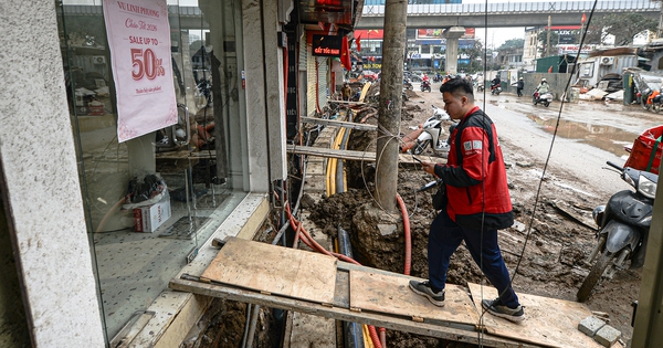 Dự án đường 400 tỷ ở Hà Nội thành 'kênh bùn', dân phải bắc cầu tạm vào nhà