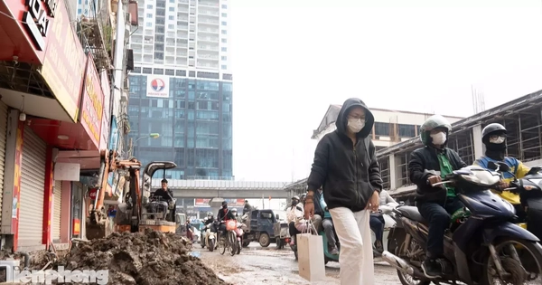 Cận cảnh đường Nguyễn Tuân lầy lội như ruộng cày trước Tết Bính Ngọ