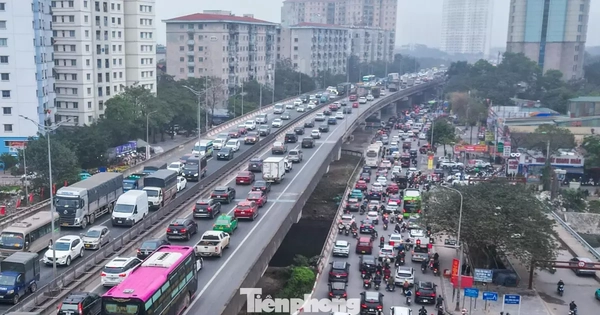Dòng xe ùn ùn rời phố về quê nghỉ Tết, cửa ngõ Thủ đô tắc cứng