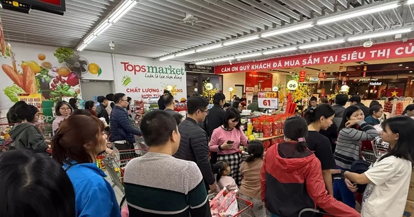 Người dân ào ào sắm Tết, siêu thị kín khách đến khuya