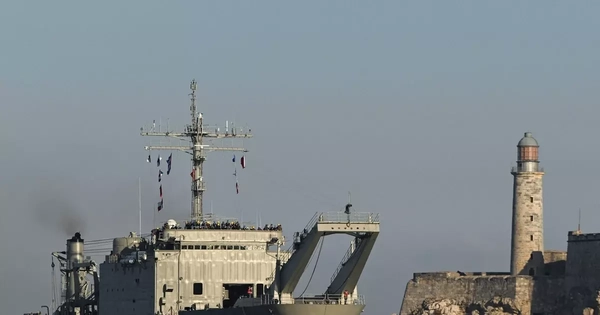 Tàu Mexico chở hàng viện trợ cập cảng Cuba