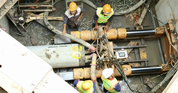 Cận Tết, công nhân vẫn bám trụ thi công trên rạch Xuyên Tâm