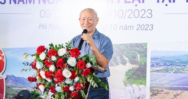 Cụ ông tuổi Tỵ U80 kiếm thêm 360 tỷ đồng trong năm 2025, dù đã nghỉ hưu vẫn dành 7-8 tiếng mỗi ngày cho công ty