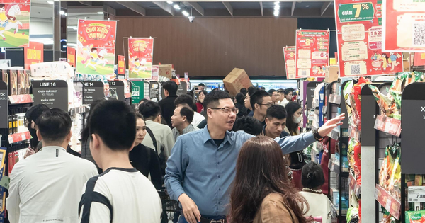 Người dân ùn ùn mua sắm Tết, siêu thị ở Hà Nội 'không lối thoát'