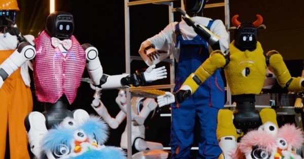 Người dân Trung Quốc thuê "đội quân sắt" để mua vui trong dịp Tết: Là mốt nhất thời hay xu thế dài hạn?