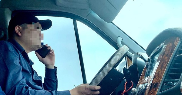 Nghe điện thoại khi ô tô đang chờ đèn đỏ có bị phạt?