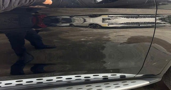 Thông tin mới vụ xe Mercedes bị cào xước, bẻ gương, đập kính khi đỗ trước trung tâm tiếng Anh