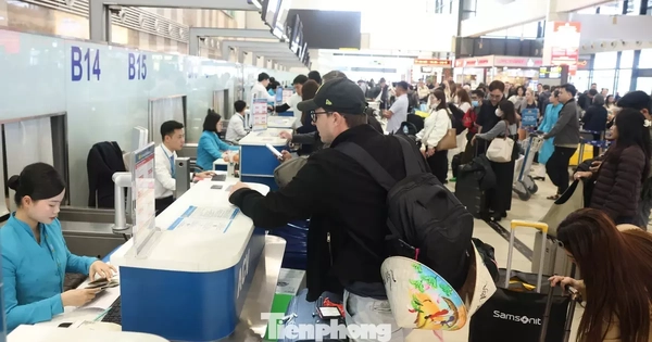 Sân bay Nội Bài đông nghịt