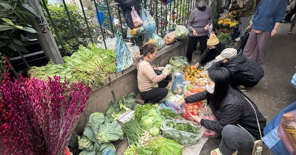 Gần Tết Nguyên đán, rau xanh đứng giá, thịt cá nhích nhẹ