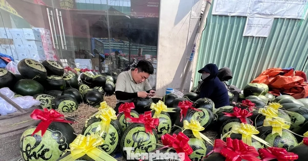 Dịch vụ 'hái ra tiền' ngày Tết: Khắc dưa, mạ vàng dừa kiếm tiền triệu mỗi ngày